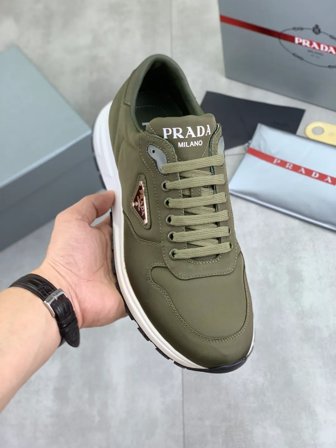 Men's shoes 💰P540 new (higher version) new PRADA (Prada) classic models are on the market at the same time, new men's shoes, 😘fabrics are selected from original imported calfskin. First layer of imported cowhide lining. The original version is awesome! 👍🏿Original open-molded non-slip PU outsole, with exquisite lines, simple and elegant, super comfortable and classy on foot, suitable for leisure travel. Code number: 38-45 (46 customized) 3️⃣ colors available